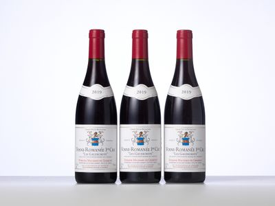 trois bouteilles de vin rouge posées sur une table