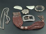 beaucoup de bijoux éparpillés sur une table