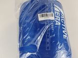 un gros plan sur une pelote de fil bleu emballée dans du plastique