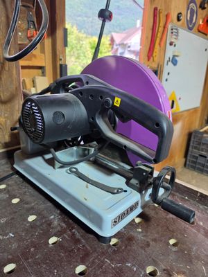 une machine posée sur une table dans un garage