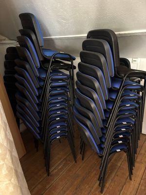 un grand nombre de chaises empilées les unes sur les autres