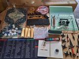 une table sur laquelle sont posés de nombreux matériaux de loisirs créatifs