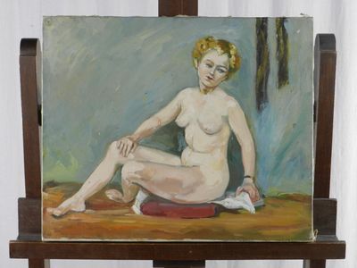 un tableau représentant une femme nue assise sur un chevalet en bois