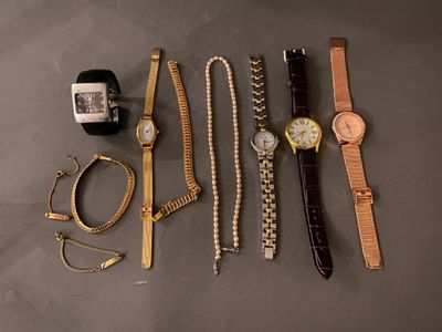 de nombreux types de montres et de bracelets sur la table