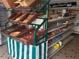 un grand présentoir de produits alimentaires dans un magasin, sur lequel sont posées des boîtes