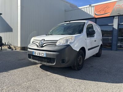 une camionnette blanche garée devant un bâtiment dans un parking