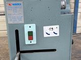 une machine qui a un visage sur le côté