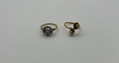 deux bagues en or serties de diamants, posées sur une surface blanche