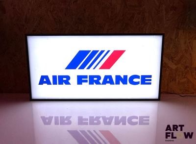 un panneau portant l'inscription « Air France » devant un mur
