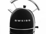 photographie en noir et blanc d'une bouilloire sur laquelle figure le mot « Swiss »