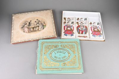 trois petites boîtes ornées de photos de personnes, posées sur une table