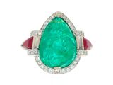 une bague en émeraude et diamant