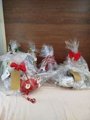 de nombreux sachets de bonbons posés sur un lit