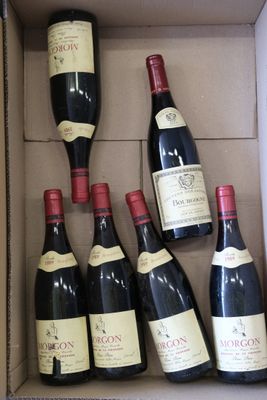 bouteilles de vin rouge dans un carton sur une table