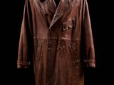un manteau en cuir marron sur une tête de mannequin