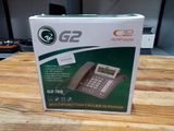La boîte d'un téléphone est posée sur une table en bois.