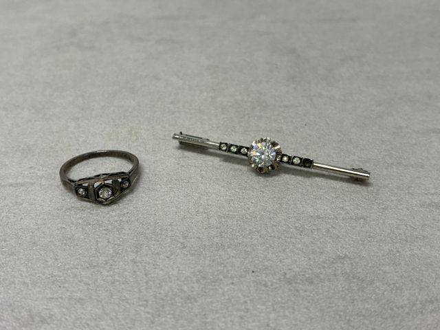 Bague et broche en argent. En règle. Pb : 4.66gr