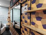 un mur de rayonnages dans un magasin, sur lequel est posé un téléviseur