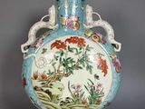 un vase bleu orné de fleurs et d'oiseaux peints