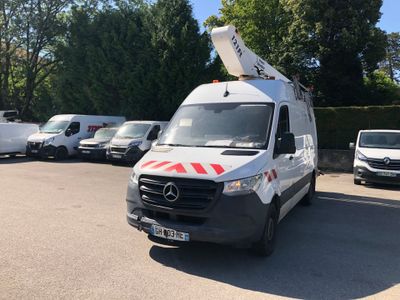une camionnette blanche garée dans un parking