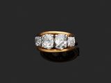 une bague à trois pierres en diamant