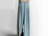 un pantalon bleu sur un mannequin, posé sur un fond blanc