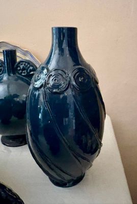 deux vases bleus posés l'un à côté de l'autre sur une table