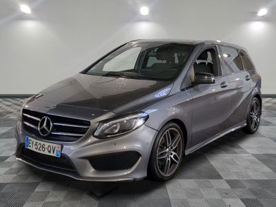 la classe b de la mercedes est garée sur un sol en damier