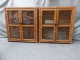 paire de cages à oiseaux en bois avec des portes en treillis métallique