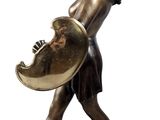 statue en bronze représentant une femme tenant un bouclier et un bouclier