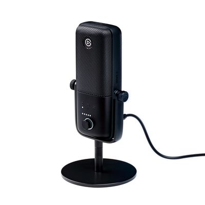 un microphone branché à un chargeur posé sur un pied