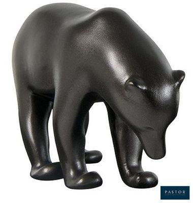 une statue représentant un ours debout sur une surface blanche