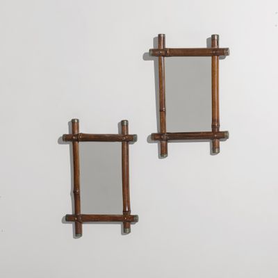deux miroirs accrochés au mur l'un à côté de l'autre