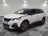 la voiture blanche est garée dans une grande pièce au sol en damier