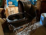 une poussette au milieu d'une chambre en désordre