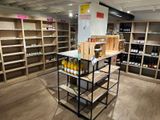 de nombreuses étagères remplies de bouteilles de vin dans un magasin