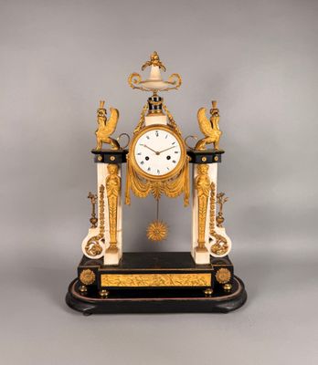 une horloge posée sur une table