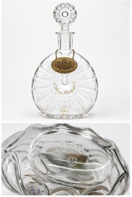 deux photos d'une bouteille en verre avec une étiquette dorée dessus