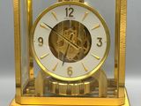 une horloge en or posée sur une table