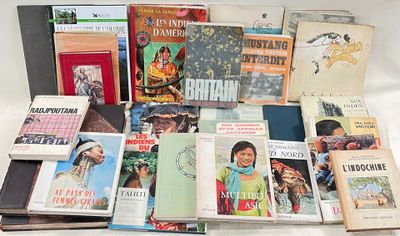 un grand nombre de livres posés sur une table