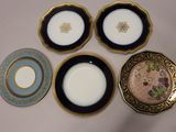 quatre assiettes posées sur une table