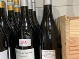plusieurs bouteilles de vin sont alignées sur un comptoir