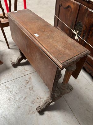 une table avec un plateau en bois et deux chaises à côté