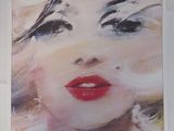 peinture représentant le visage d'une femme avec du rouge à lèvres rouge sur fond blanc