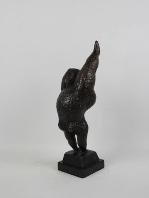 Équilibriste en bronze sur socle en marbre.