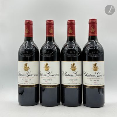 trois bouteilles de vin rouge posées l'une à côté de l'autre sur une surface blanche