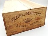une boîte en bois avec une étiquette posée sur une table