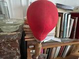 un ballon rouge posé sur le dessus d'une étagère