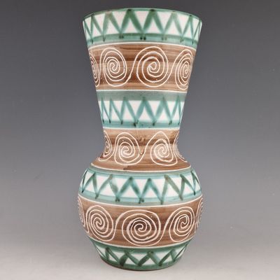 un vase vert et marron orné de motifs en spirale