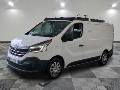 la camionnette blanche est garée sur le sol en damier d'une pièce